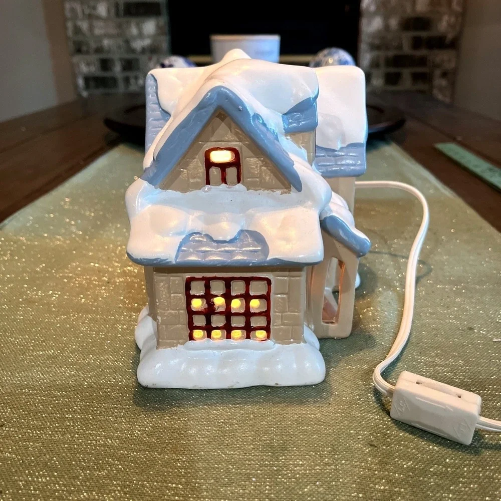 House of Lloyd 1987 Christmas Village Lighted Porcelain Cottage Snow House